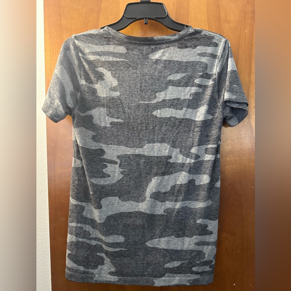 Lucky brand grey camouflage short sleeve vneck tshirt size small - Picture 3 of 3
